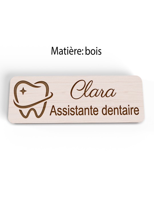 Badge personnalisé assistante dentaire, motif cabinet et soins dentaires, version bois vue à plat
