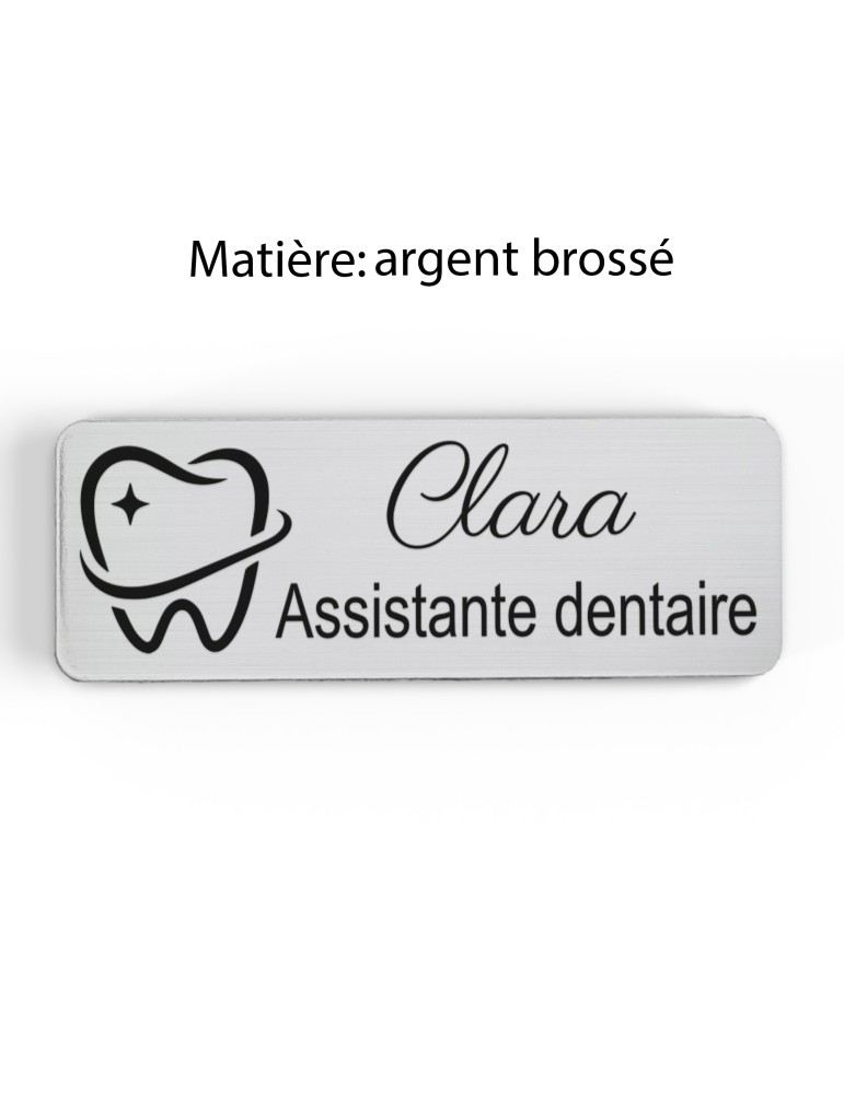 Badge personnalisé assistante dentaire, motif cabinet et soins dentaires, finition argent brossé