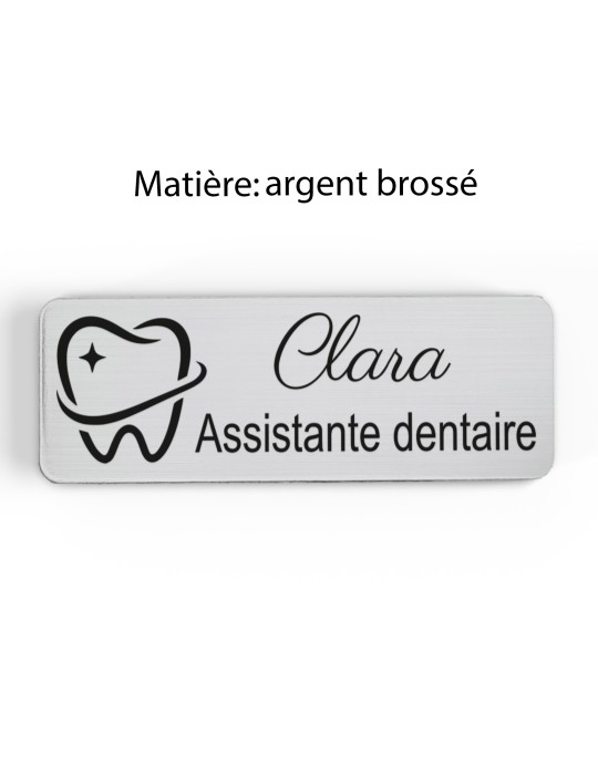 Badge personnalisé assistante dentaire, motif cabinet et soins dentaires, finition argent brossé