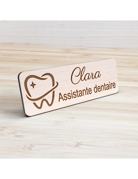 Badge personnalisé assistante dentaire, motif cabinet et soins dentaires, vue de présentation