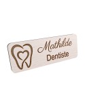 Badge personnalisé dentiste, motif cabinet et soins dentaires, vue en biais