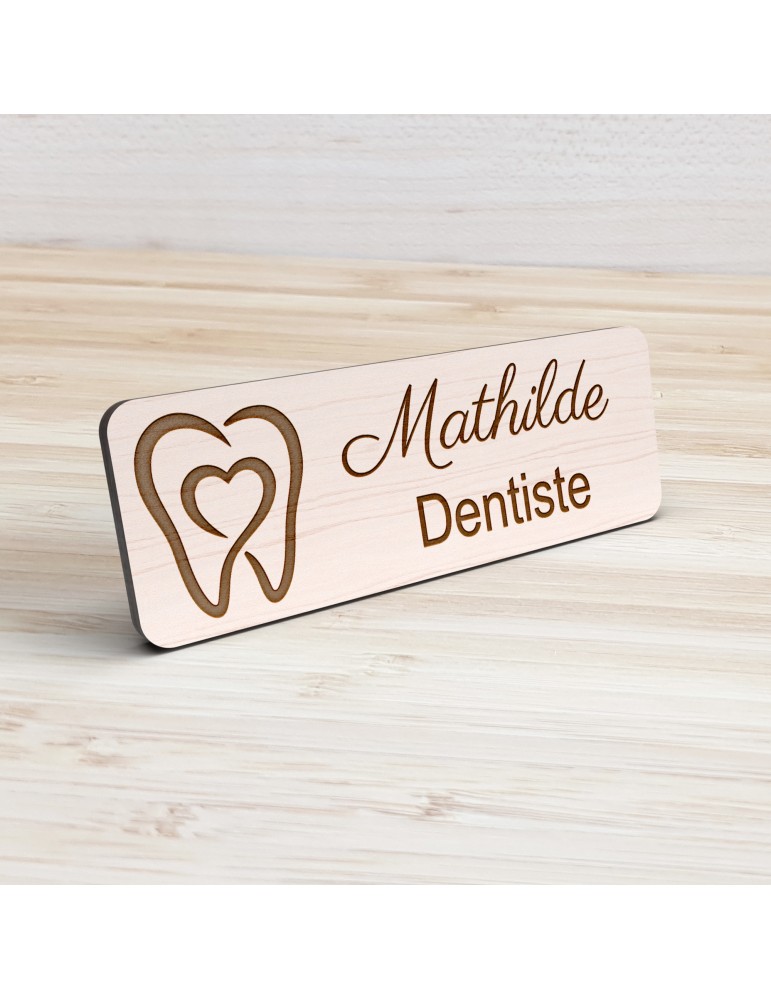 Badge personnalisé dentiste, motif cabinet et soins dentaires, vue de présentation
