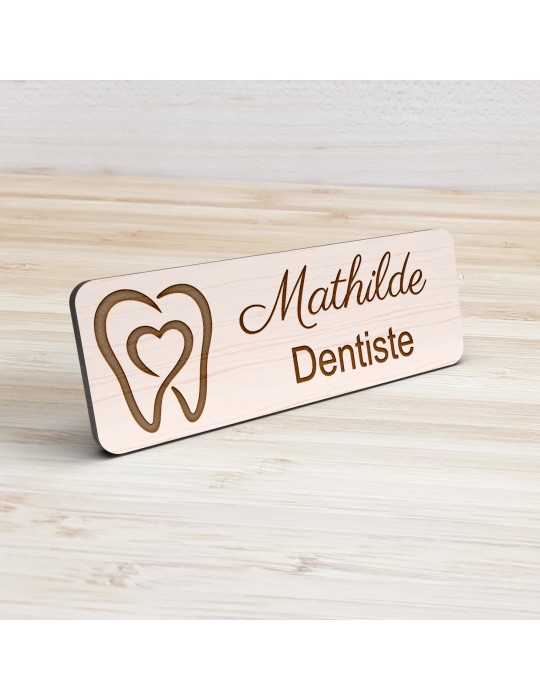 Badge personnalisé dentiste, motif cabinet et soins dentaires, vue de présentation