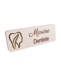 Badge personnalisé dentiste, motif cabinet et soins dentaires, vue en biais