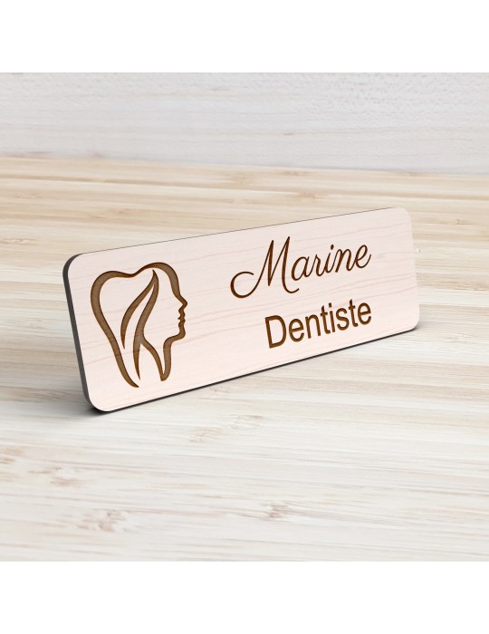 Badge personnalisé dentiste, motif cabinet et soins dentaires, vue de présentation