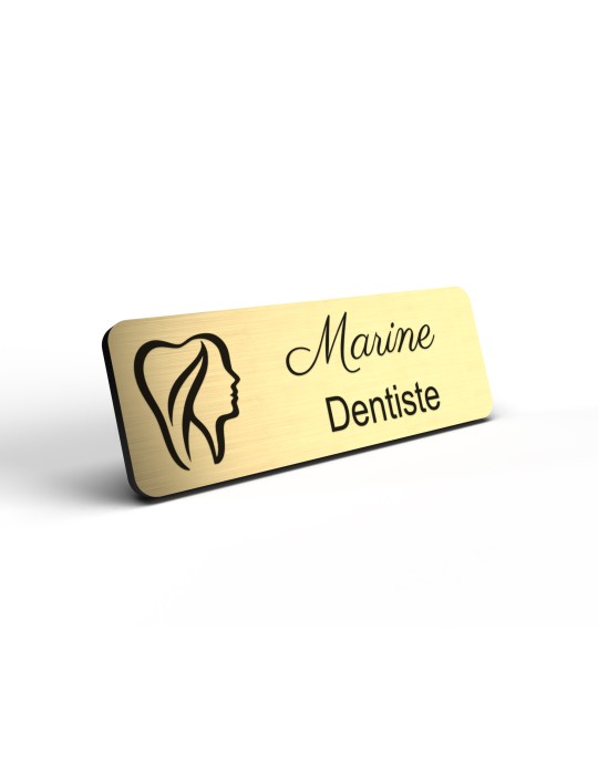 Badge personnalisé dentiste, motif cabinet et soins dentaires, détail de la finition or brossé