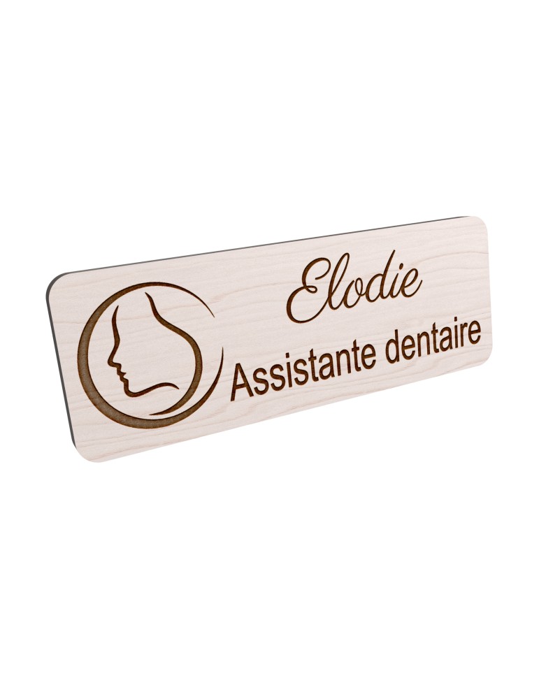 Badge personnalisé assistante dentaire, motif cabinet et soins dentaires, vue en biais