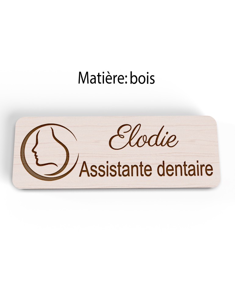 Badge personnalisé assistante dentaire, motif cabinet et soins dentaires, version bois vue à plat