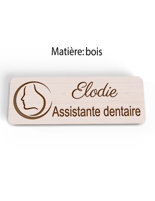 Badge personnalisé assistante dentaire, motif cabinet et soins dentaires, version bois vue à plat