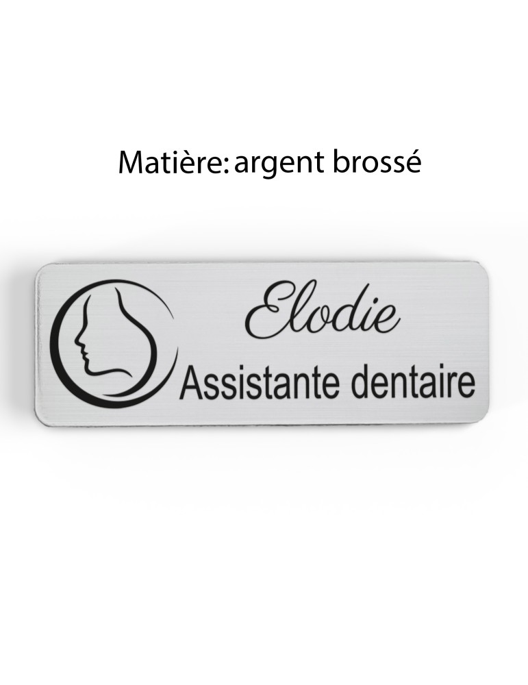 Badge personnalisé assistante dentaire, motif cabinet et soins dentaires, finition argent brossé