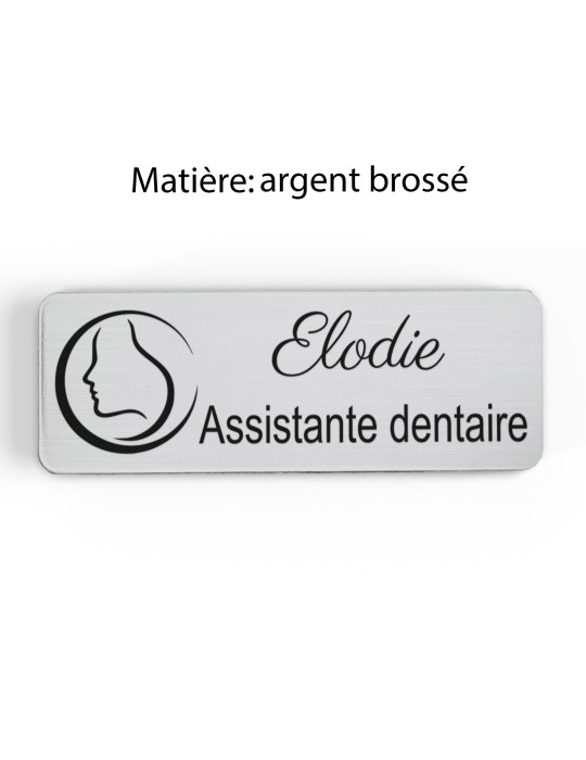 Badge personnalisé assistante dentaire, motif cabinet et soins dentaires, finition argent brossé