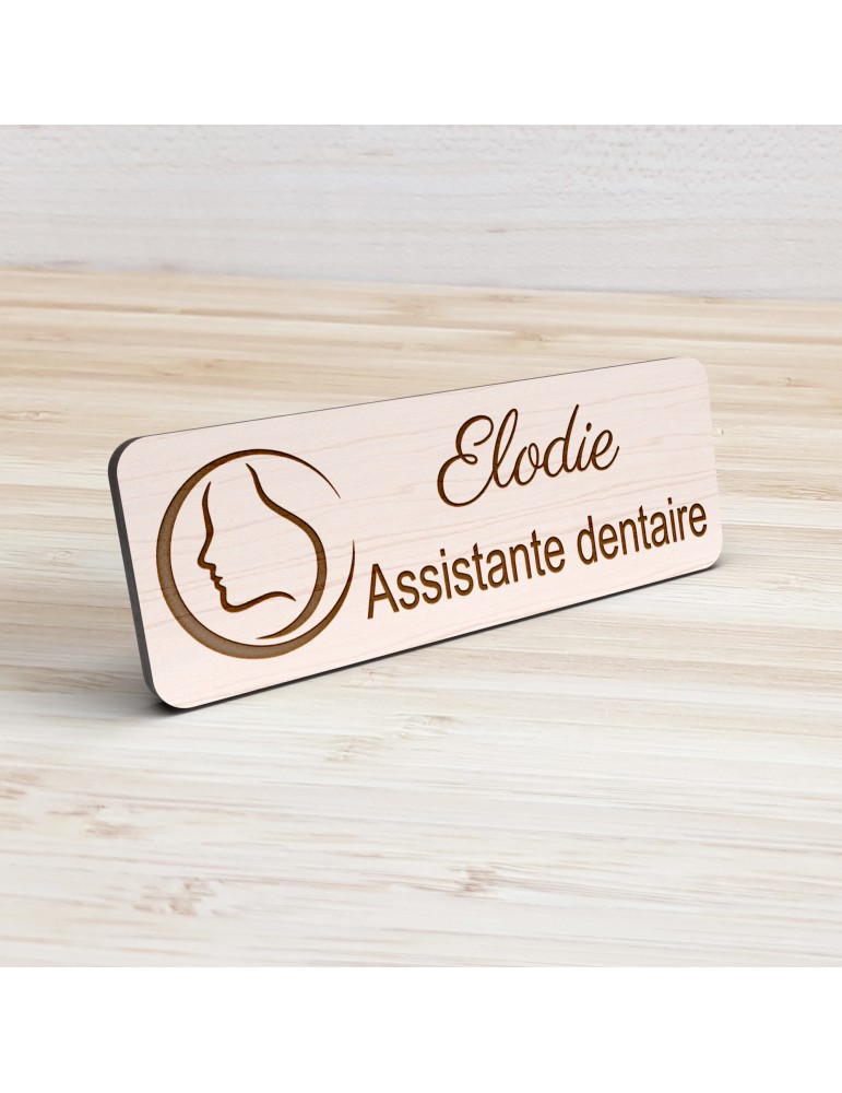 Badge personnalisé assistante dentaire, motif cabinet et soins dentaires, vue de présentation
