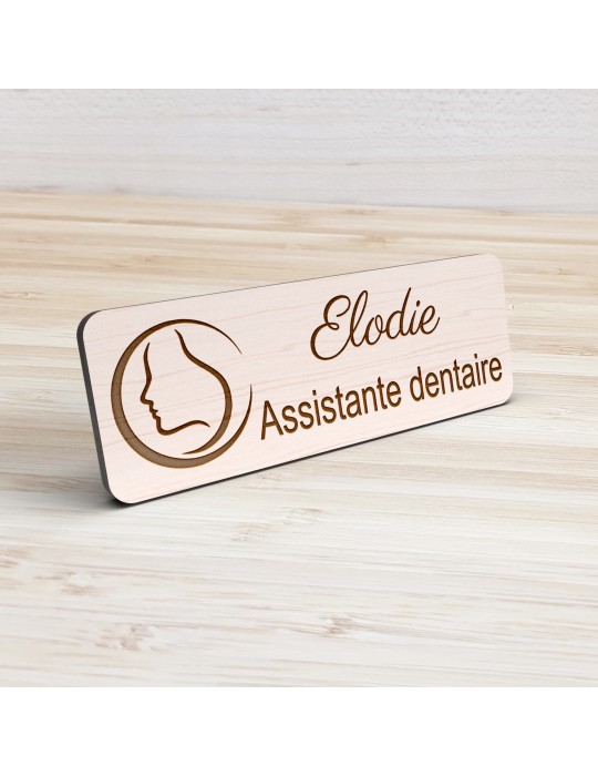 Badge personnalisé assistante dentaire, motif cabinet et soins dentaires, vue de présentation
