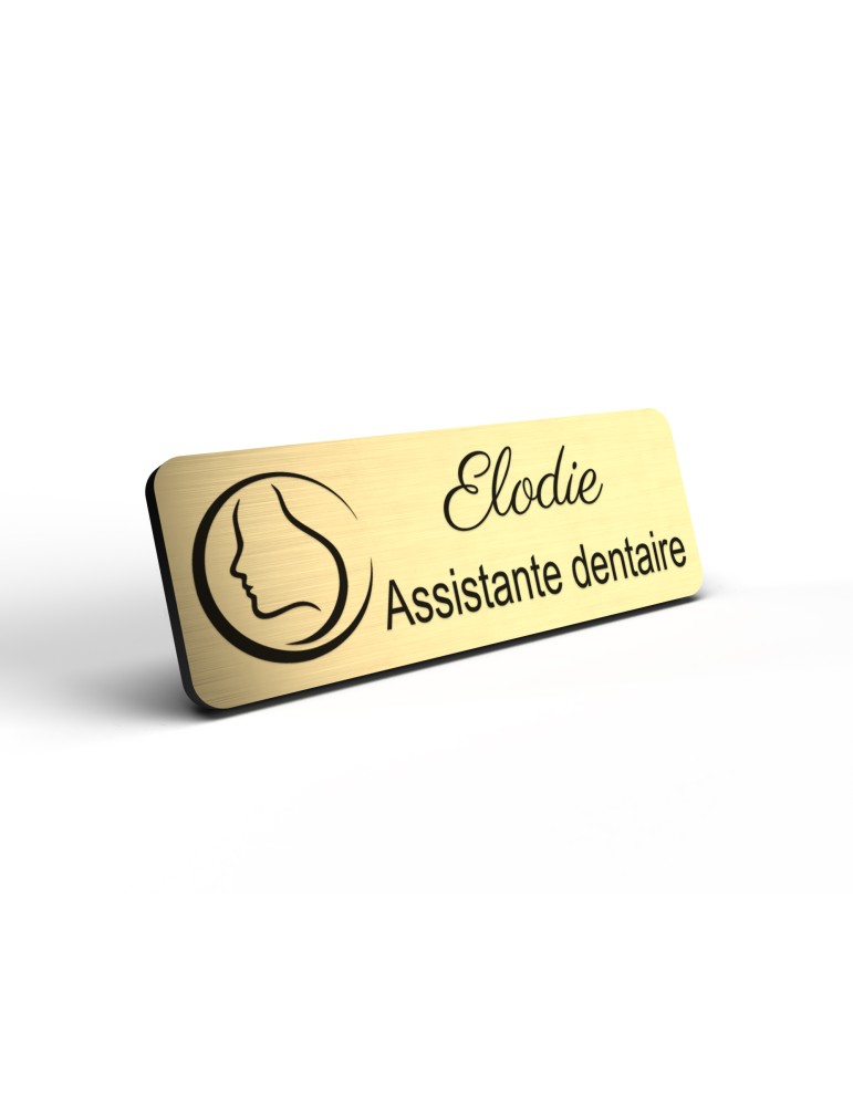 Badge personnalisé assistante dentaire, motif cabinet et soins dentaires, détail de la finition or brossé