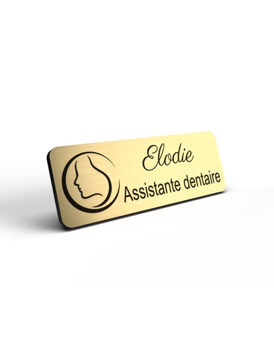 Badge personnalisé assistante dentaire, motif cabinet et soins dentaires, détail de la finition or brossé