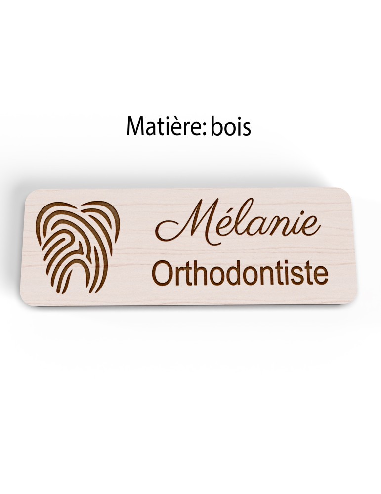 Badge personnalisé orthodontiste, motif cabinet et soins dentaires, version bois vue à plat