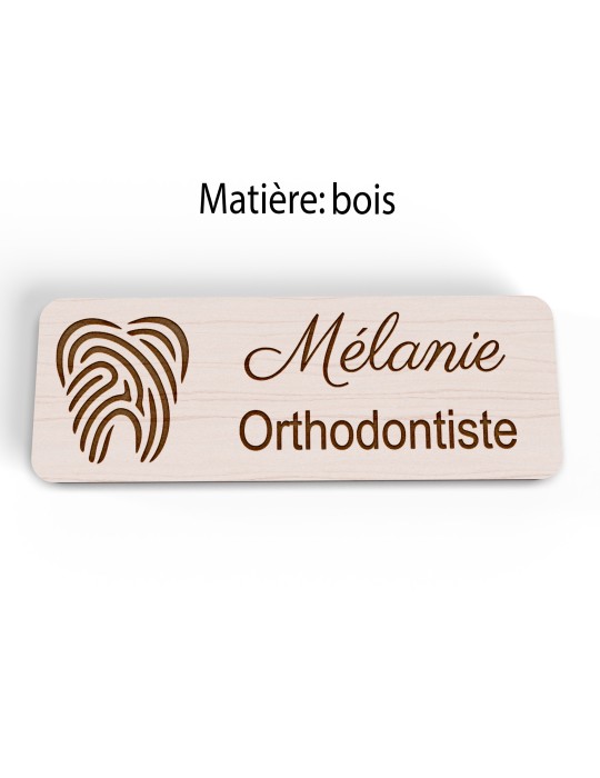 Badge personnalisé orthodontiste, motif cabinet et soins dentaires, version bois vue à plat