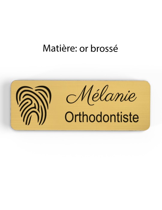 Badge personnalisé orthodontiste, motif cabinet et soins dentaires, finition or brossé