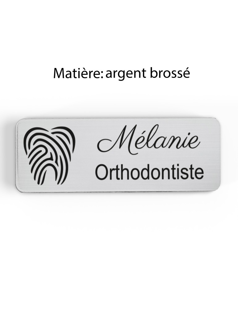 Badge personnalisé orthodontiste, motif cabinet et soins dentaires, finition argent brossé