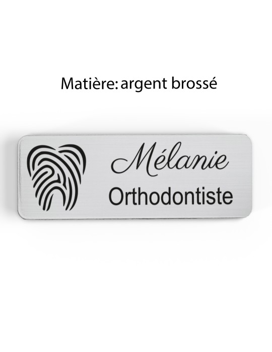 Badge personnalisé orthodontiste, motif cabinet et soins dentaires, finition argent brossé
