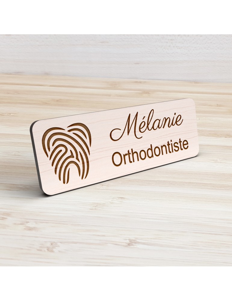 Badge personnalisé orthodontiste, motif cabinet et soins dentaires, vue de présentation