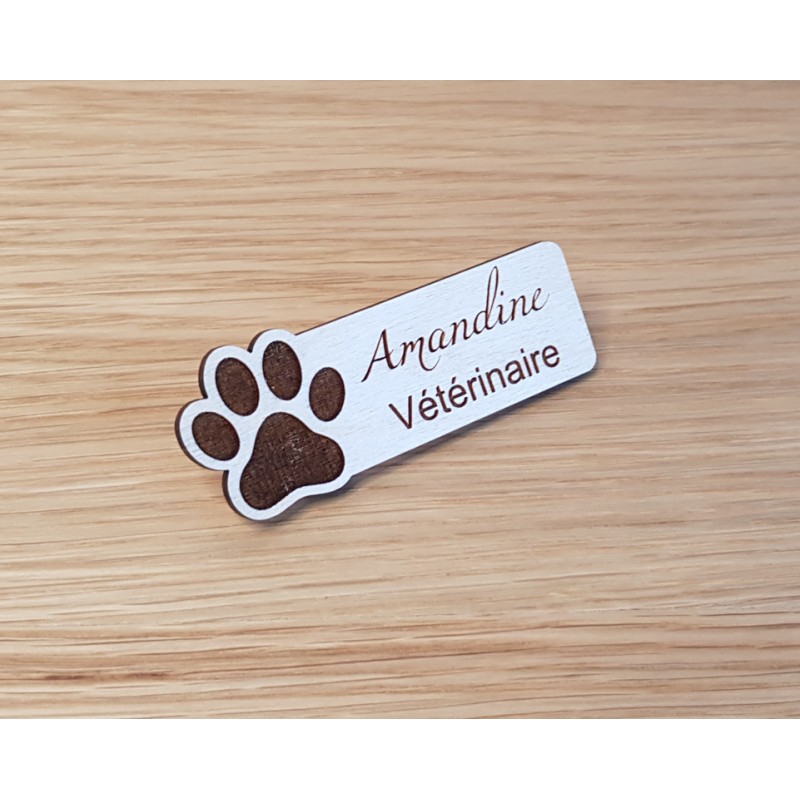 Badge en bois personnalisé logo patte animal