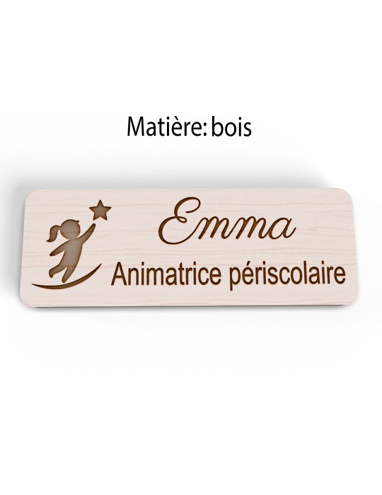 Badge personnalisé animatrice périscolaire, motif animation et activités pour enfants, version bois vue à plat