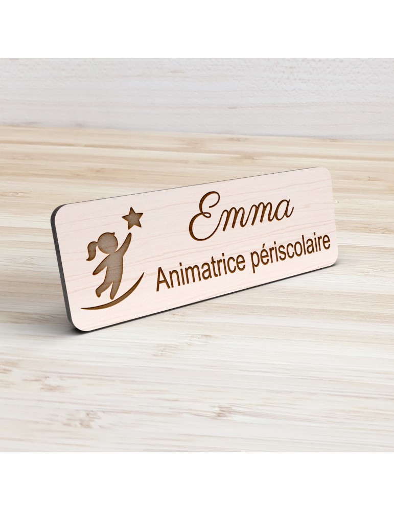 Badge personnalisé animatrice périscolaire, motif animation et activités pour enfants, vue de présentation