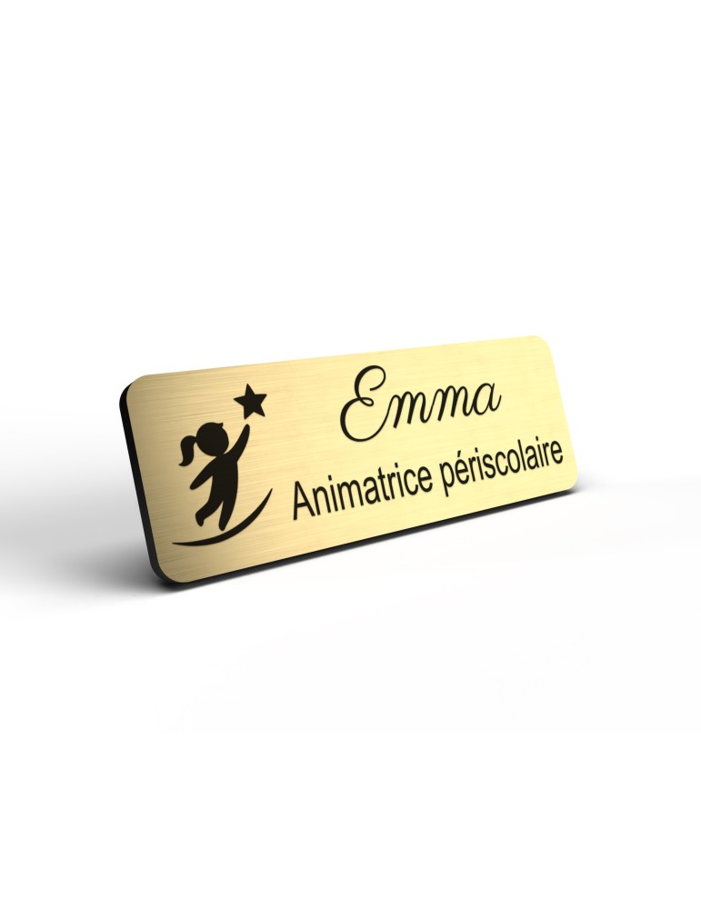 Badge personnalisé animatrice périscolaire, motif animation et activités pour enfants, détail de la finition or brossé