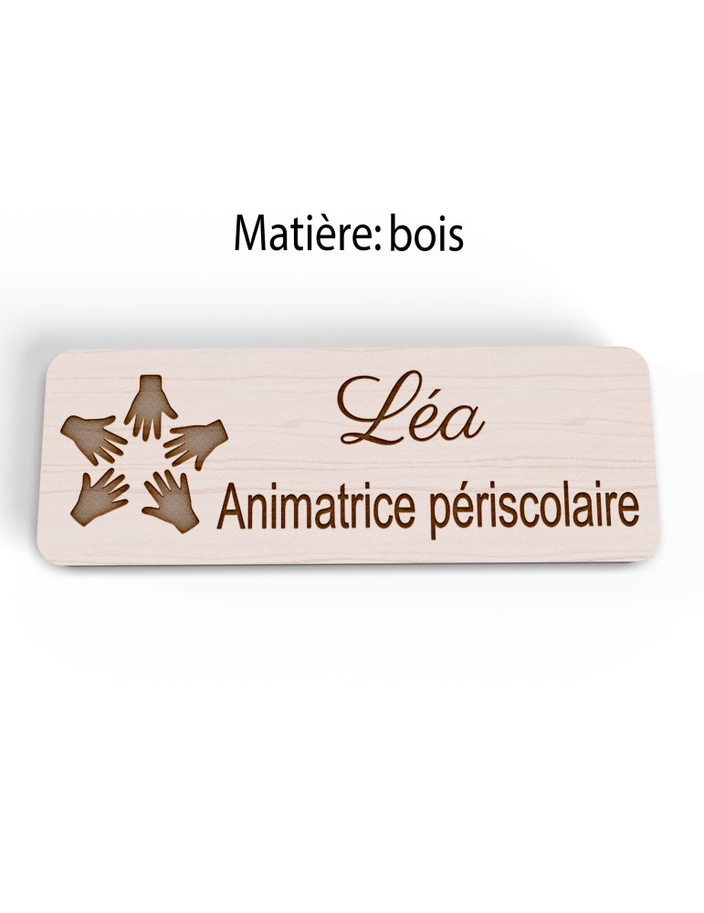 Badge personnalisé animatrice périscolaire, motif animation et activités pour enfants, version bois vue à plat