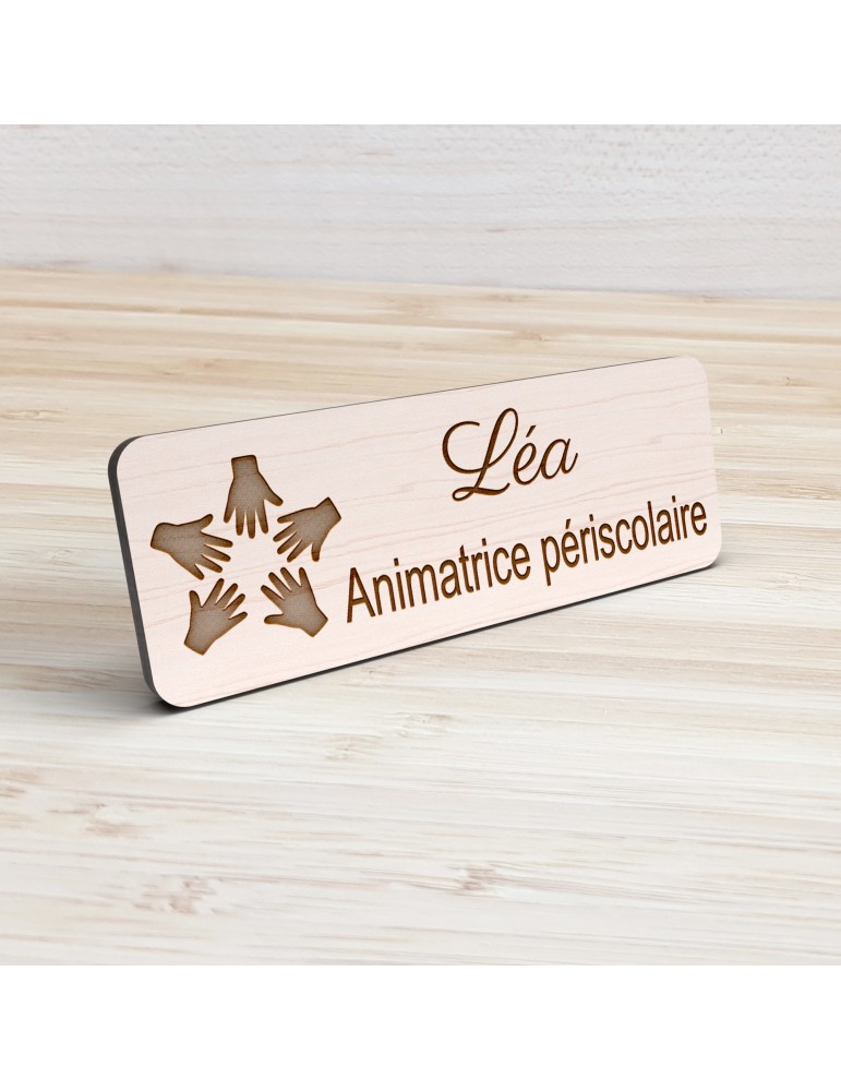 Badge personnalisé animatrice périscolaire, motif animation et activités pour enfants, vue de présentation
