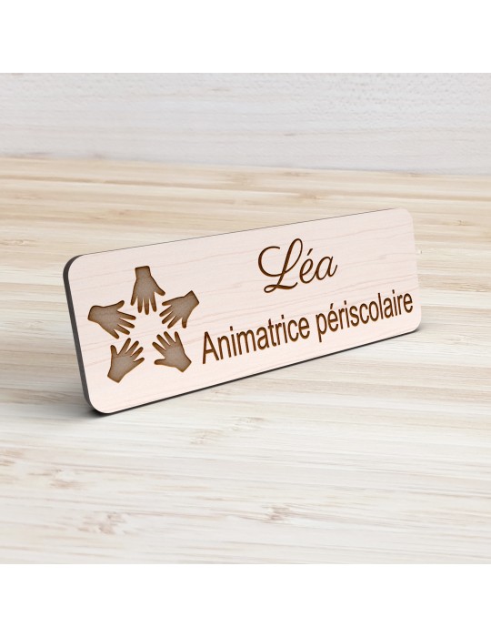 Badge personnalisé animatrice périscolaire, motif animation et activités pour enfants, vue de présentation
