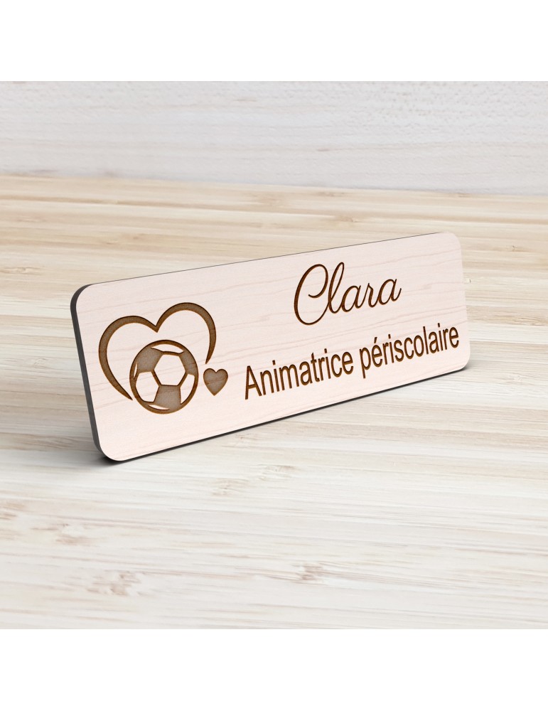 Badge personnalisé animatrice périscolaire, motif animation et activités pour enfants, vue de présentation