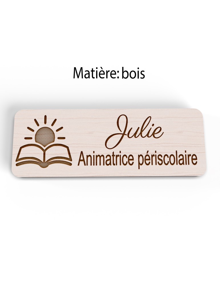 Badge personnalisé animatrice périscolaire, motif animation et activités pour enfants, version bois vue à plat