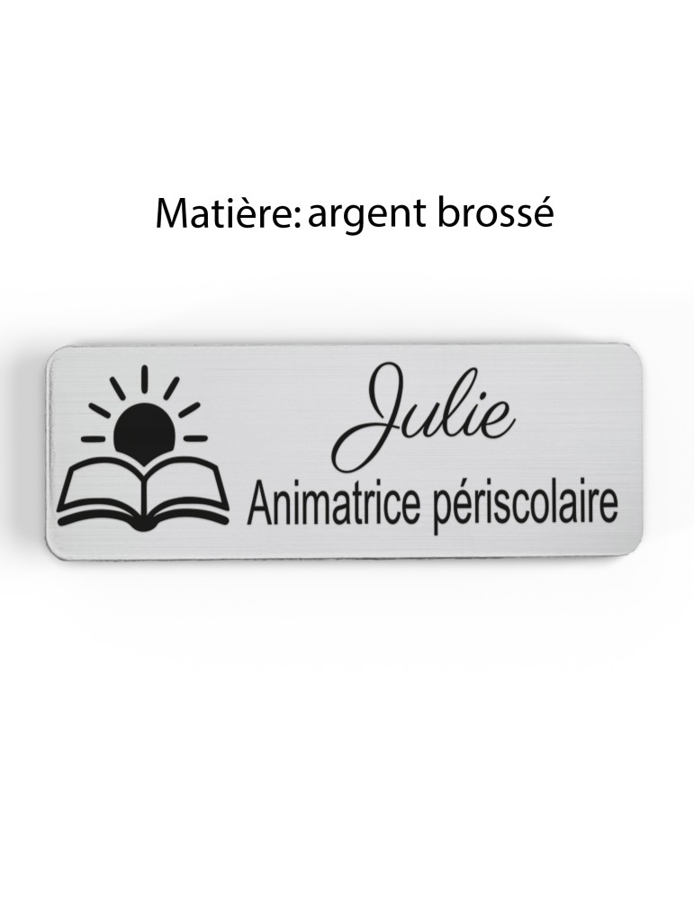 Badge personnalisé animatrice périscolaire, motif animation et activités pour enfants, finition argent brossé
