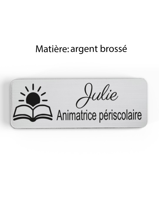Badge personnalisé animatrice périscolaire, motif animation et activités pour enfants, finition argent brossé