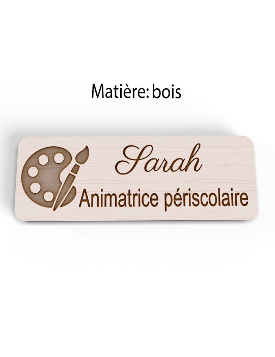 Badge personnalisé animatrice périscolaire, motif animation et activités pour enfants, version bois vue à plat