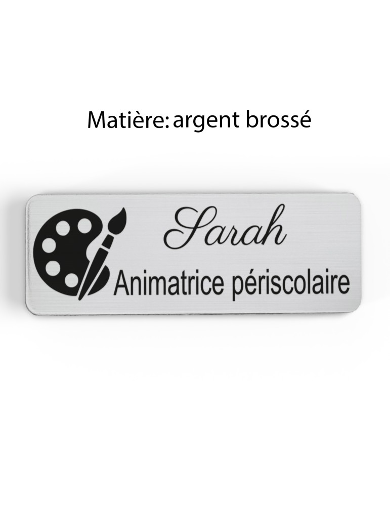 Badge personnalisé animatrice périscolaire, motif animation et activités pour enfants, finition argent brossé