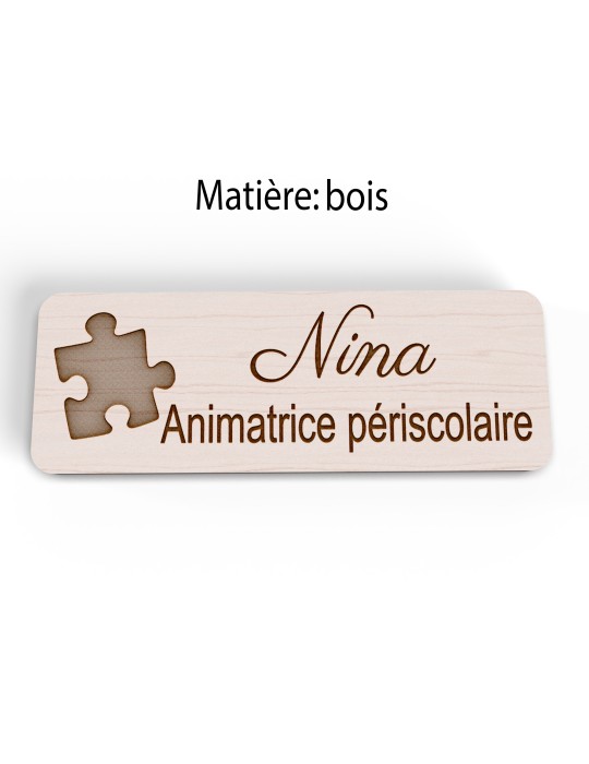 Badge personnalisé animatrice périscolaire, motif animation et activités pour enfants, version bois vue à plat