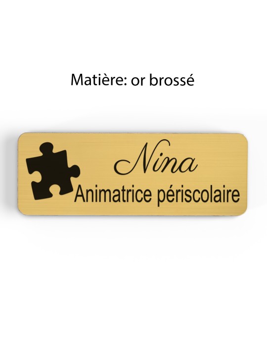 Badge personnalisé animatrice périscolaire, motif animation et activités pour enfants, finition or brossé