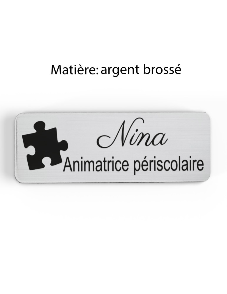 Badge personnalisé animatrice périscolaire, motif animation et activités pour enfants, finition argent brossé