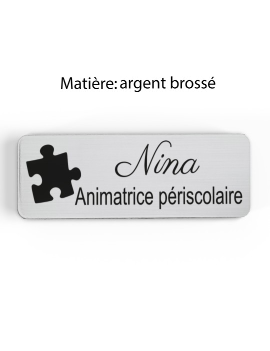 Badge personnalisé animatrice périscolaire, motif animation et activités pour enfants, finition argent brossé