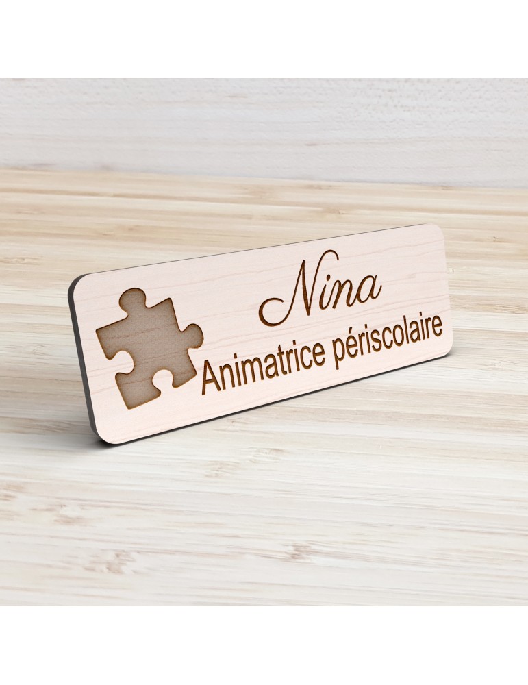Badge personnalisé animatrice périscolaire, motif animation et activités pour enfants, vue de présentation