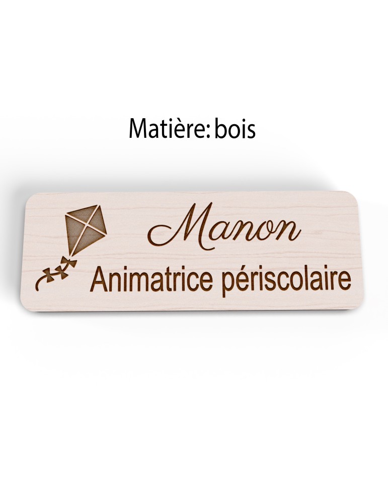 Badge personnalisé animatrice périscolaire, motif animation et activités pour enfants, version bois vue à plat