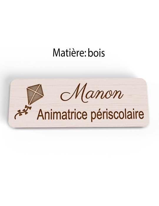Badge personnalisé animatrice périscolaire, motif animation et activités pour enfants, version bois vue à plat