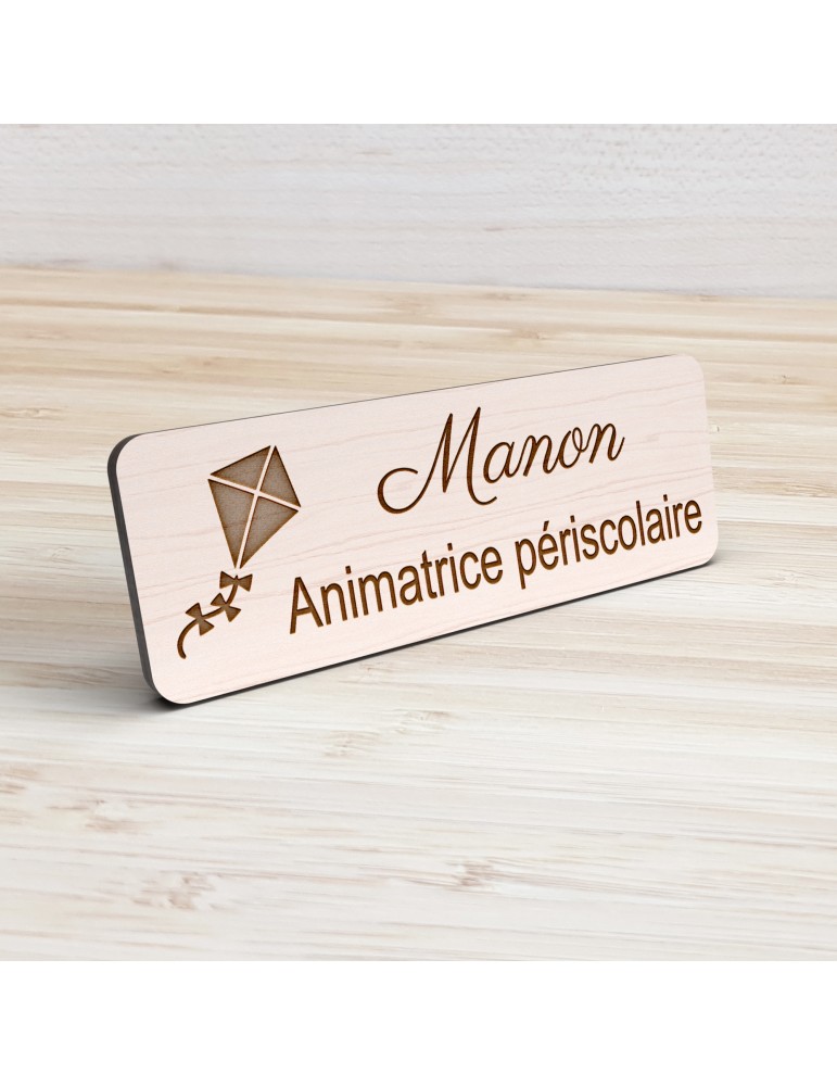 Badge personnalisé animatrice périscolaire, motif animation et activités pour enfants, vue de présentation