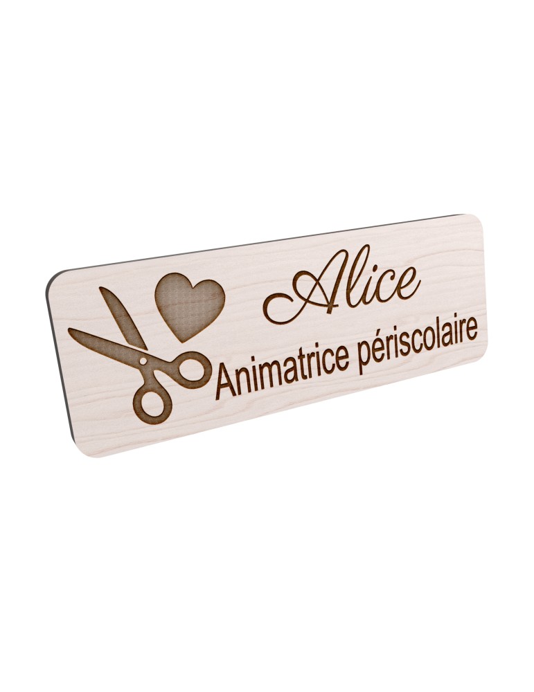 Badge personnalisé animatrice périscolaire, motif animation et activités pour enfants, vue en biais