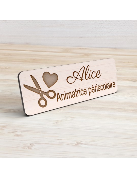 Badge personnalisé animatrice périscolaire, motif animation et activités pour enfants, vue de présentation