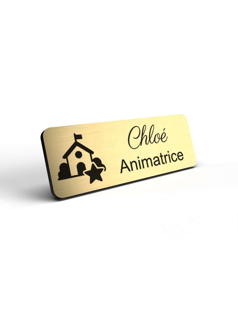Badge personnalisé animatrice, motif animation et activités pour enfants, détail de la finition or brossé