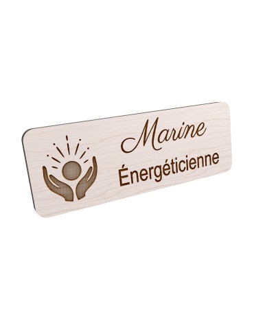 Badge personnalisé énergéticienne, motif énergie et bien-être, vue en biais
